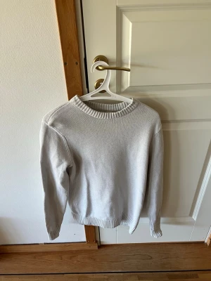 Sweatshirt Dobber - Sweatshirt från Dobber i fint skick och sparsamt använd!