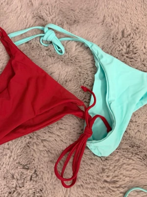 Bikini underdelar turkos och röd - Två bikini underdelar i storlek xs. En röd och en n turkos. Köpta utomlands❣️ALDRIG ANVÄNDA!!!