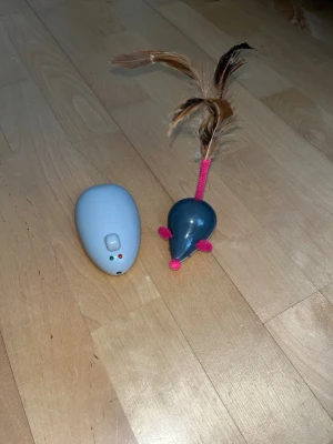 Kissan lelu - Kissan kauko-ohjattava hiiri lelu. Lataamindn tapahtuu ns liittämällä hiiri ja kaukosäädin toisiinsa. Eläintalous MMM Katsothan myös muut ilmoitukseni Tarjoa 