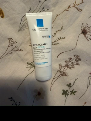 La Roche-Posay Effaclar H Iso-Biome - Effaclar H Iso-Biome är en vit, mjukgörande ansiktskräm från La Roche-Posay. Tuben är vit med blå detaljer och innehåller en återfuktande och lugnande formula som passar för känslig och irriterad hud. Perfekt för dig som vill ha extra vård mot orenheter.