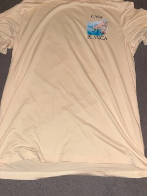 Beige Casa Blanca t-shirt med tryck - Jätte snygga Casa Blanka t-Shirt inför sommaren (pris kan diskuteras via snabba affärer) så passa på!!