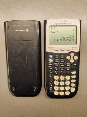 Texas Instruments TI-84 plus  - Grafräknare / miniräknare Texas Instruments TI-84 plus i fint skick. Funkar som den ska. Batteriluckan sitter lite löst men det löses lätt med en bit tejp eller liknande (inget som påverkar funktionen.