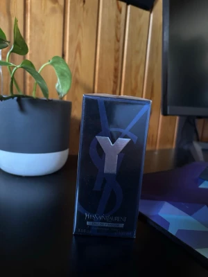 Ysl perfym oöppnad - En snygg parfym helt ny