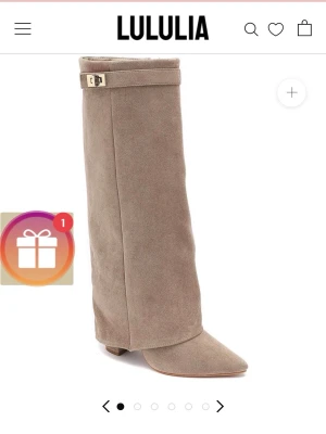 Kaki folded boots från Lululia - Snygga folded boots i kaki från Lululia med spetsig tå och låg klack. Nästintill nya. Storlek 36 men passar 37