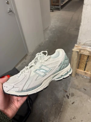 Vita New Balance  - Säljer dessa snygga vita new balance. Helt nya och låda finns kvar. Storlek 6.5 Women. 
