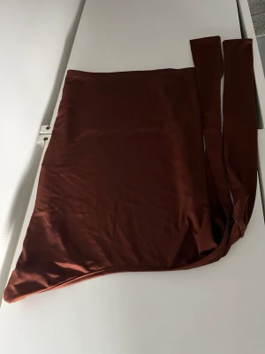 2 st/set för kvinnor,  - 2 st/set för kvinnor, sommar, enkel, färgad, asymmetrisk halsringning och byxormed omlottband i midjan. har en enkel och stilren design med mjukt, stretchigt material 