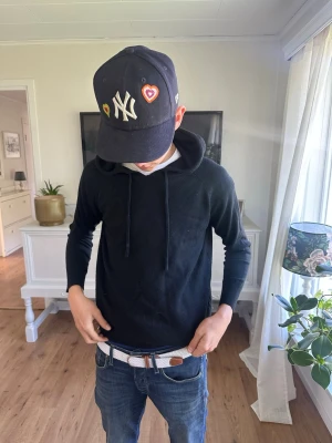 Kashmir hoodie - Snygg och stilren kashmirtröja i svart. Skick 8/10 nästintill oanvänd. Hör av or vid frågor och funderingar, säljes billigt!🗽
