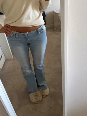 Jeans tall  - Säljer ett par ljusblå bootcut jeans med låg midja och slitningar vid knäna. De är i tall modell så de är längre! Stl är L och är ifrån Gina tricot 14 +  Skriv vid frågor💕