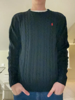 Ralph Lauren tröja - Säljer min stickade Ralph lauren tröja i storlek L eftersom den är lite för stor för mig! Den är i använt skick men bra skick! Pris 499 men kan förhandlas vid en smidig affär! Hör av er vid funderingar!! 