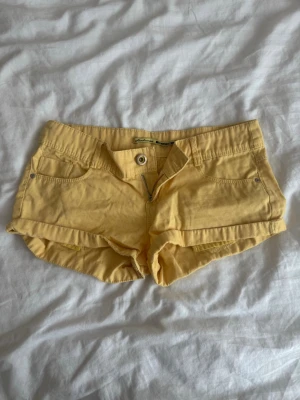 Lågmidjade jeansshorts  - Fina Lågmidjade jeansshorts perfekta till sommaren!