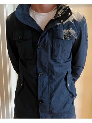 J.Lindeberg Field Jacket - Säljer nu denna Field jacka från J.Lindeberg | Jackan är i mycket bra skick, 8,5/10 | Inga defekter | Pris kan diskuteras vid snabb affär | Skriv vid frågor eller funderingar