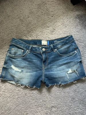Lowwaist blå jeansshorts från LTB  - Säljer ett par lowwaist blåa jeansshorts från ltb. De är i super bra skick, inga defekter och inga skador. Det är snygg slitningar på shortsen. Aldrig använda då de är för stora för mig, köpta på Vinted💞 Storlek S, pris kan diskuteras! 🥰 