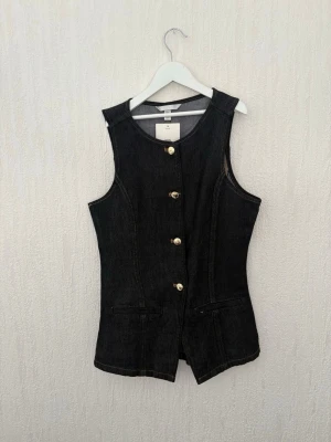 Jeans väst! - Snygg jeans topp från Hm som går att styla på mängder med sätt!!!! Helt oanvänd 