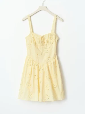 Sommarklänning  - Söt gul kort klänning med broderade blommor och smala axelband. Klänningen har en feminin passform, knytning framtill och är tillverkad i ett lätt bomullstyg. Perfekt för varma dagar och ger en fräsch sommarkänsla.