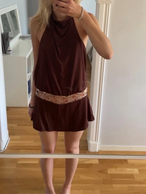 Klänning - Oanvänd klänning med inbyggda shorts och öppen rygg. Helt ny! Jag är 179 cm. 