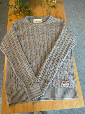 Grå kabelstickad tröja - Säljer min snygga grå kabelstickade tröja storlek S passar m också. Mycket bra skick, skriv vid frågor!🥂