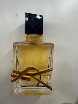 Yves Saint Laurent Libre Eau de Parfum - Väldigt god parfym från Ysl, säljer då jag har andra parfymer jag använder. Har använt lite som man ser på bilden men ändå mycket kvar!💓💓pris kan diskuteras vid snabb affär