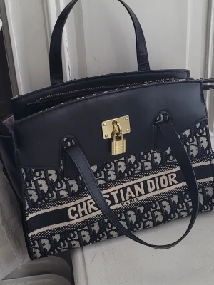 Snygg handväska axelremsväska crossbody  - Säljer flera väskor för jag har samlat 