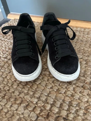 Alexander McQueen sneakers - Alexander McQueen sneakers i svart mocka. Köpta på Vestaire collective. Storlek 37.