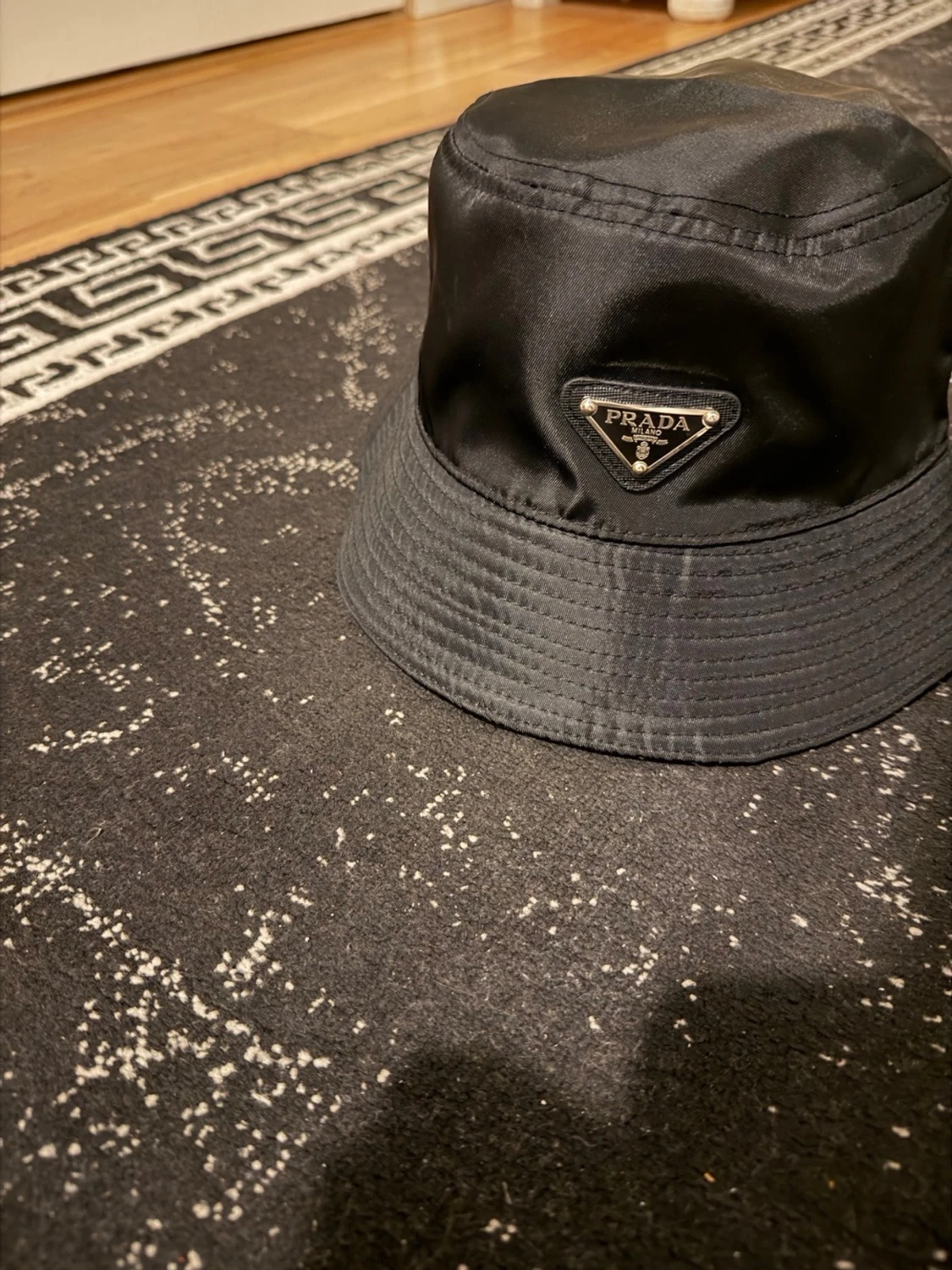 Svart bucket hat från Prada