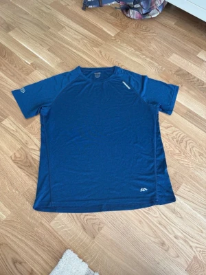 Karhu T-shirt stl L - Mörkblå t-shirt från Karhu i storlek L. Mycket fint skick.