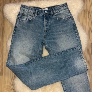 Blå jeans från Zara - Midwaist jeans från Zara som tyvärr inte är min stil längre, endast använda ett fåtal gånger 