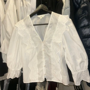 Vit blus  - Helt ny vit blus från H&M, aldrig använd 
