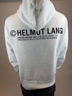 Helmut Lang Hoodie  - Hej! Säljer nu denna väldigt snygga och sällsynta Helmut Lang Hoodie! Storlek S,  Sällsynt model som inte längre säljs i butik! Nypris= 6000 kr! Perfekt hoodie nu till våren! Säljer pågrund av att den va för liten