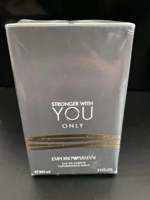 Emporio Armani Stronger With You Only - Emporio Armani Stronger With You Only Eau de Parfum är en exklusiv parfym i en elegant mörkgrå förpackning med guldiga detaljer. Flaskan rymmer 100 ml och har en stilren, modern design som passar perfekt för dig som gillar lyxiga dofter.