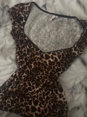 Trendig Nelly topp - Säljer denna topp från Nelly eftersom att den inte föll mig i smaken och för att den inte passar mig. Det är jättefint mönster och ingenting fel på den💞