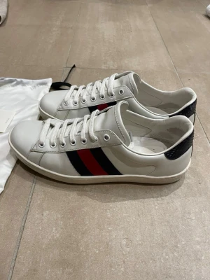 Gucci ace| 41,5 - Säljer dessa Gucci ace| Storlek 41,5 passar 42| Skick 8/10 lite skador baktill inget som syns| nypris ca 10000kr| dust och kort finns vid fullpris (1999kr)| Sell.ArchiveSS|