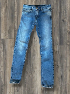 Replay jeans - Ett par replay jeans säljer dom för dem var för små för mig men det är i bra skick det är w27 på jeansen och är men ställ frågor 
