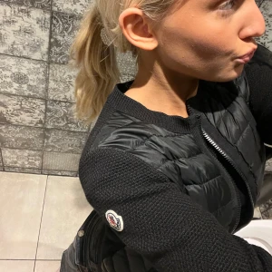 Svart Moncler cardigan - Säljer min Moncler-kofta i storlek XS.  Den är i ull och från en äldre modell (2017). Jag köpte den helt ny via reseller för ca 9 månader sedan. Jag använde den i ca 3–4 månader förra sommaren, och efter det har den mest legat i garderoben.  Skicket är mycket bra, nästan som ny utan tydliga defekter. Det finns tyvärr ingen originalförpackning eller kvitto.  Minsta pris jag kan sälja den för är 6 500 kr, eftersom denna ullmodell är ganska svår att hitta i den här material just nu