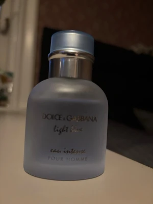 Dolce & Gabbana Light Blue Pour Homme - Fräsch parfym från Dolce & Gabbana, Light Blue Pour Homme Eau Intense. Flaskan är matt ljusblå med silverdetaljer och rundad form. Perfekt för dig som gillar en modern och stilren doft.