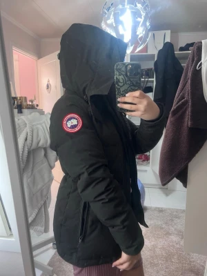 Äkta Canada goose jacka  - Äkta Canada goose jacka i storlek XS. Knappt använd, jätte bra skick. Pälsen medföljer, eftersom jag inte har använt pälsen så är den som gott som ny. Inga skador på jackan.  Pris kan diskuteras!