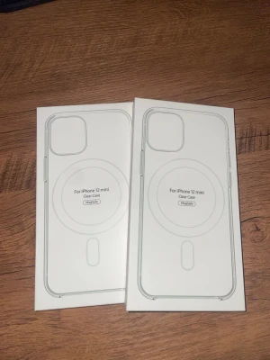 iPhone 12 mini MagSafe genomskinligt skal - Säljer två genomskinliga MagSafe-skal för iPhone 12 mini. Skalen är tunna och gjorda i transparent plast som visar upp mobilens design. Perfekt för dig som vill ha ett stilrent skydd och använda MagSafe-tillbehör utan problem.