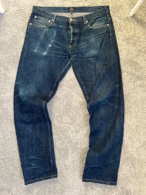 Apc selvedge jeans - Säljer ett par unika apc petit standard jeans i mörkblå japansk selvedge denim. Skit snygg erat på jeansen och de är i bra skick. Mått ytterbenslängd är 104 cm