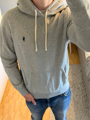 Polo Ralph Lauren Hoodie  - Polo Ralph Lauren Hoodie | Storlek: M, passar dig mellan 180-190 cm | Skick: 9/10, använd fåtal gånger | Bara att skriva vid funderingar✍️