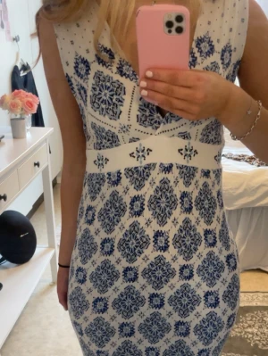 Långklänning - Så fin långklänning från hm 🩵i storlek 40 men passar mig som har s. Är stretchig så passar nog s -xl. Snörning i ryggen 