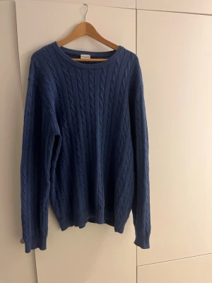 Blå kabelstickad tröja - John Henric kabelstickat tröja i fint skick, strl Xl och är lite för stor för mig som är 186