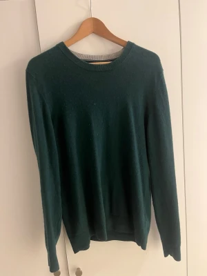 Kashmirblandning från Massimo Dutti  - Mörkgrön tröja från Massimo Dutti i Kashmirblandninh, strl L och är något liten för mig som är 186 cm