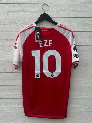 Eze Arsenal Fotbollströja - Säljer en Arsenal fotbollströja med Eze 10 på ryggen som är helt ny med prislapp!