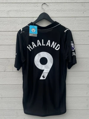 Erling Haaland Manchester City Fotbollströja  - Säljer en Manchester City fotbollströja med Haaland 9 på ryggen som är helt ny med prislapp!