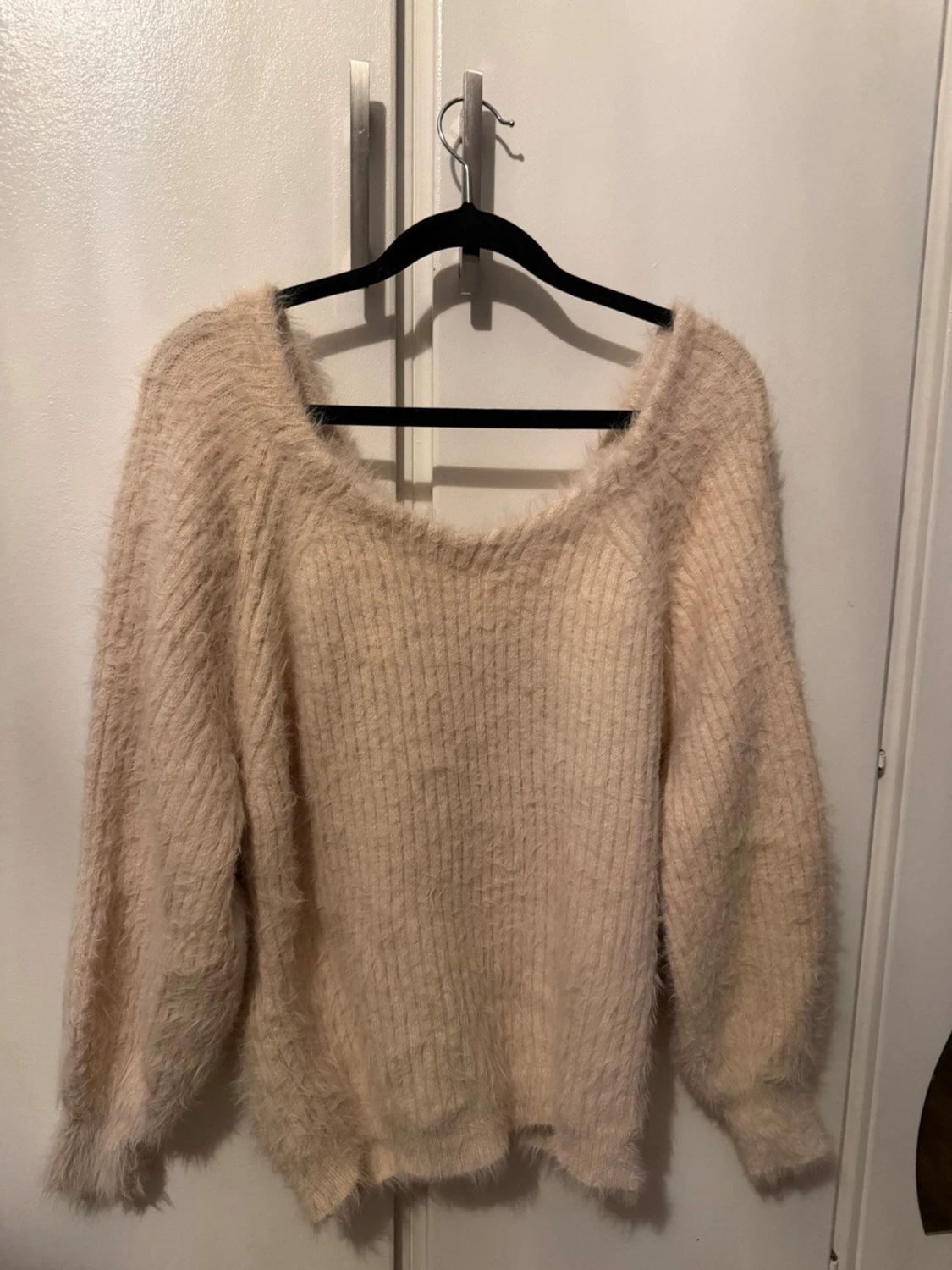 Ljus rosa fluffig stickad tröja