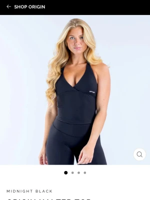 Svart halterneck topp från DFYNE - Superfin svart halterneck topp från DFYNE med öppen rygg. Sitter väldigt fint, men loggan på framsidan har tyvärr åkt av. Slutsåld i varje storlek på deras hemsida. Om ni är intresserade och vill se egna bilder, skriv privat!💕