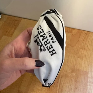 Diadem  - Vit/svart diadem med text på. Är en knut uppepå, se bild. Aldrig använt!