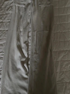 Juicy couture vita byxor - Säljer ett par vita Juicy couture byxor i storlek xs. Alla fläckar går bort då dom blev lite smutsiga av att ligga i en låda ett tag.