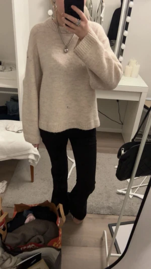 Stickad tröja - Säljer denna jättefina cremefärgade tröja från Gina Tricot i storlek xs! Säljs då den inte kommer till användning! Inga defekter eller liknande det du ser i blid är från min spegel!  Djur och rökfritt hem! Skickar snabbt!