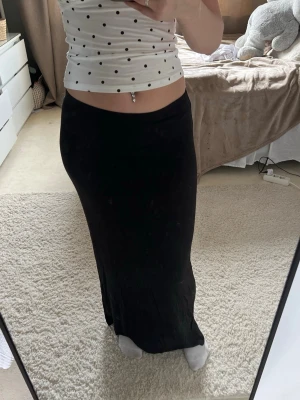 Långkjol - Svart långkjol från Nelly i storlek S. Sömmen längst ned har gått upp och vi har behövt fixa men det är inget som syns om man inte kollar💓