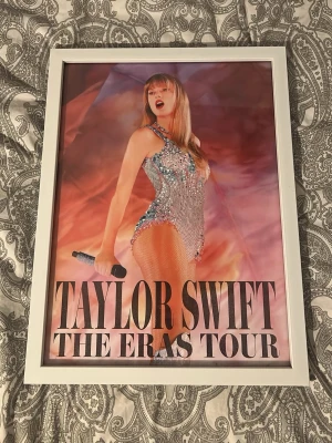 Inramad the eras tour poster - Säljer en inramad the eras tour poster, fick postern när jag var och såg filmen. Säljer eftersom att jag har en annan likadan